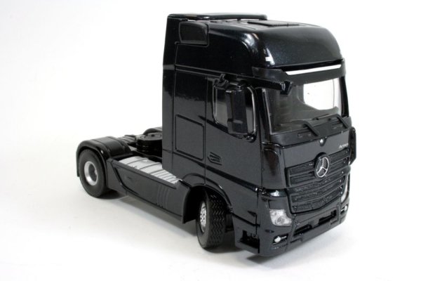 Mercedes-Benz Actros MP4 Gigaspace metallic black , 4x2 scale 1:50