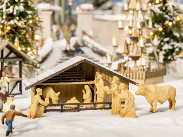 NOCH ( 14394 ) Weihnachtsmarkt-Krippe mit Figuren in Holzoptik H0